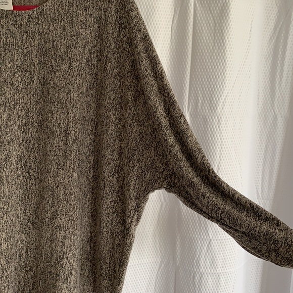 Quarter length sleeve top - Picture 3 of 3